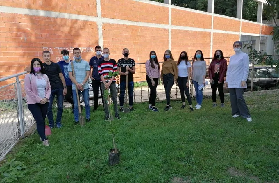 (FOTO) Učenici MSEUŠ Travnik posadili “drvo mira”