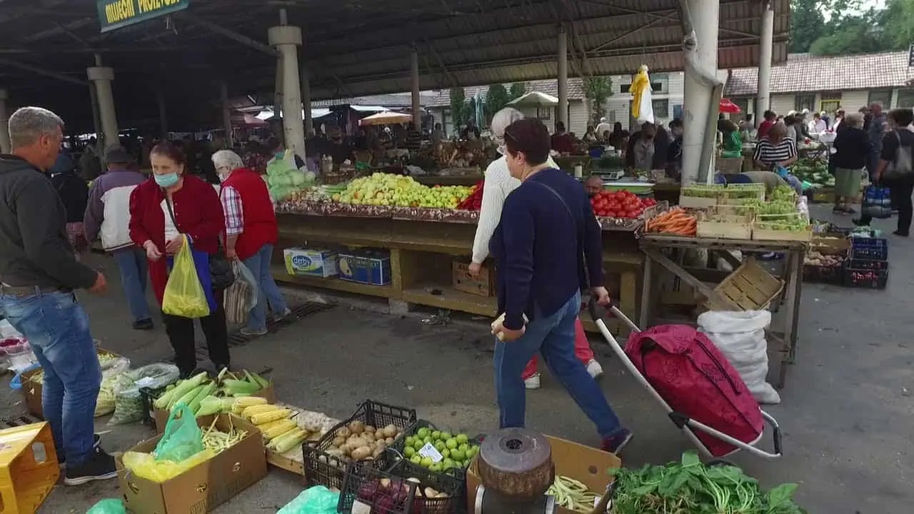 PIJACA TRAVNIK – Štandovi se lome od ponude, kupci čekaju pojeftinjenje