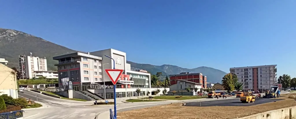 MELJANAC / Asfaltiran parking prostor, autobusno stajalište…
