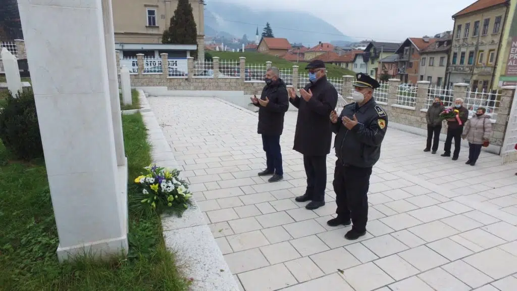 (FOTO) TRAVNIK / Polaganjem cvijeća obilježava se Dan državnosti BiH