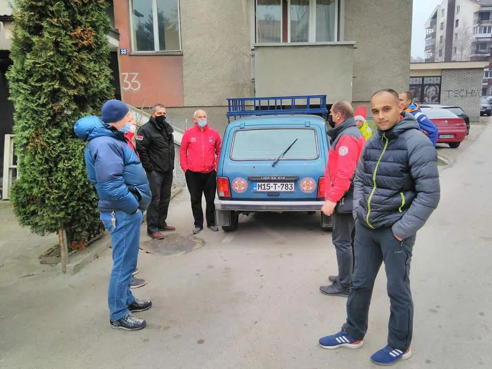 (FOTO) Spasioci GSS-a učestvovali u skidanju predizbornih plakata