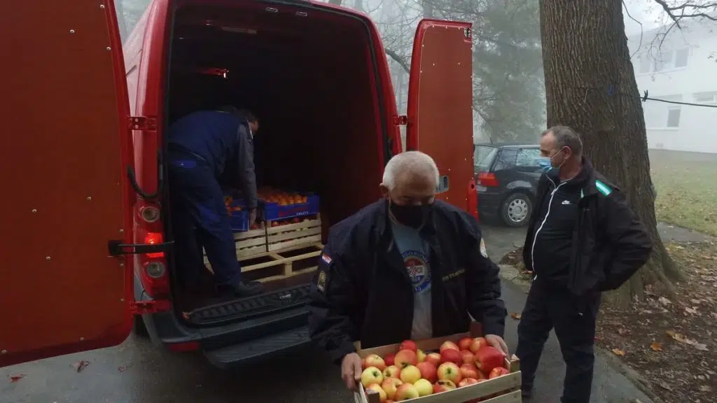 (FOTO) Donirano svježe voće za bolnice u Travniku