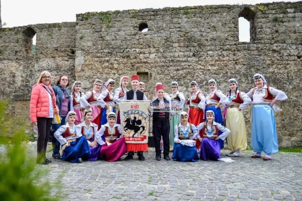 Zakazana izložba fotografija KUD-a Borac – “Povedi, razvedi kolo djevojko”