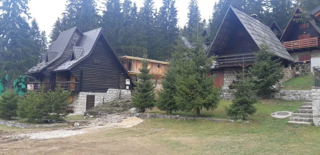 (FOTO) Udruženje Vlašić planet života – “Nesavjesno i bahato ponašanje šteti imidžu planine Vlašić”