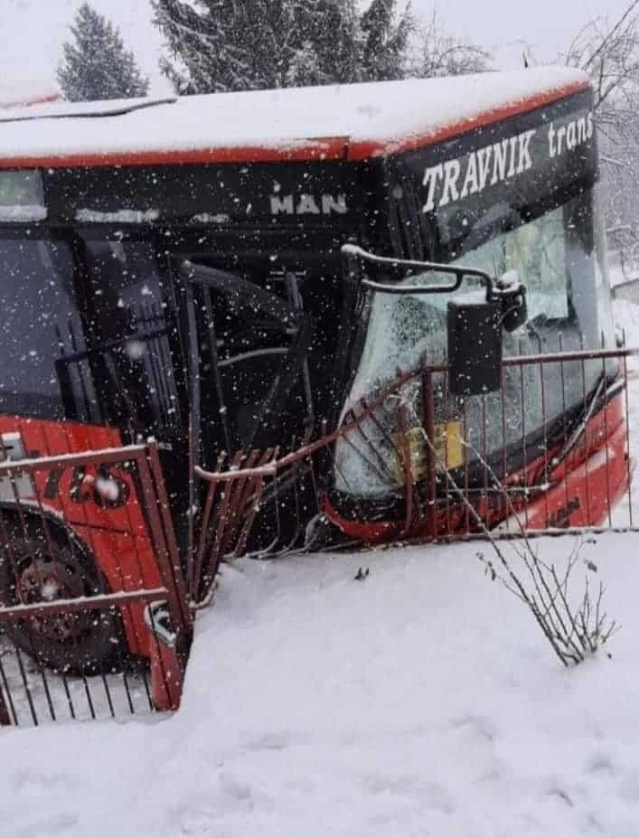 Guča Gora - Travnik / Autobus udario u zid