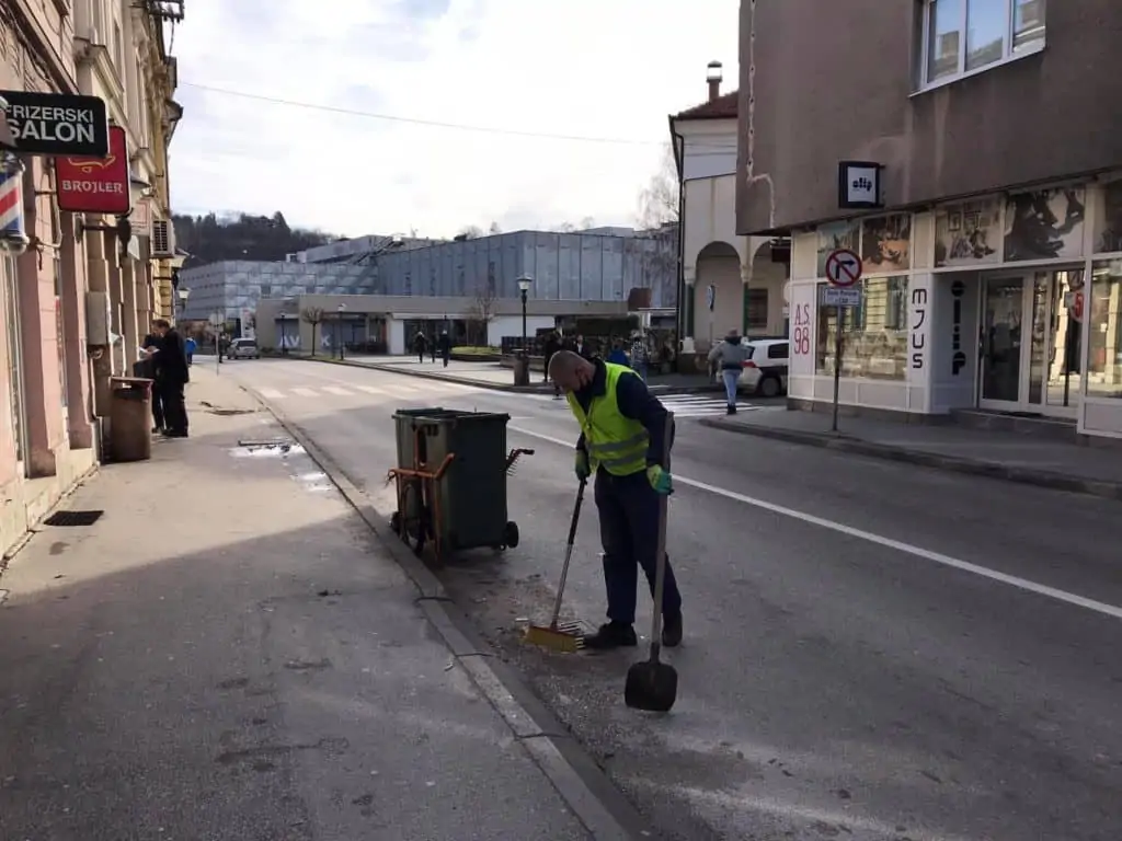 Džemo prvi dan na poslu bez vjernog druga Hallo