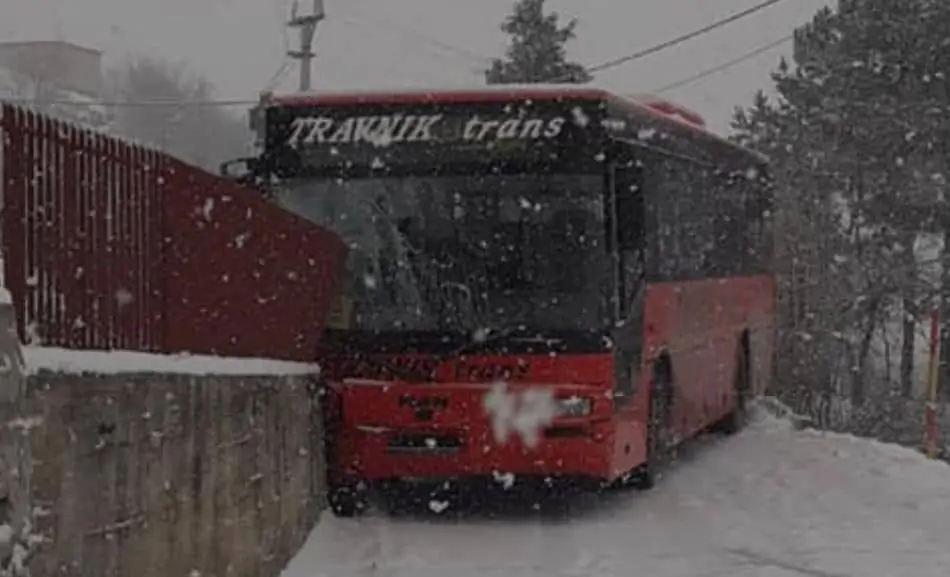 Guča Gora – Travnik / Autobus udario u zid
