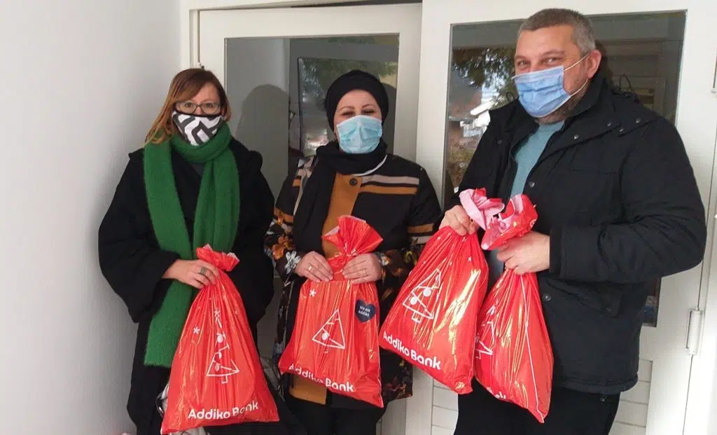 Addiko zaposlenici paketićima obradovali mališane u Gradačcu i Sarajevu