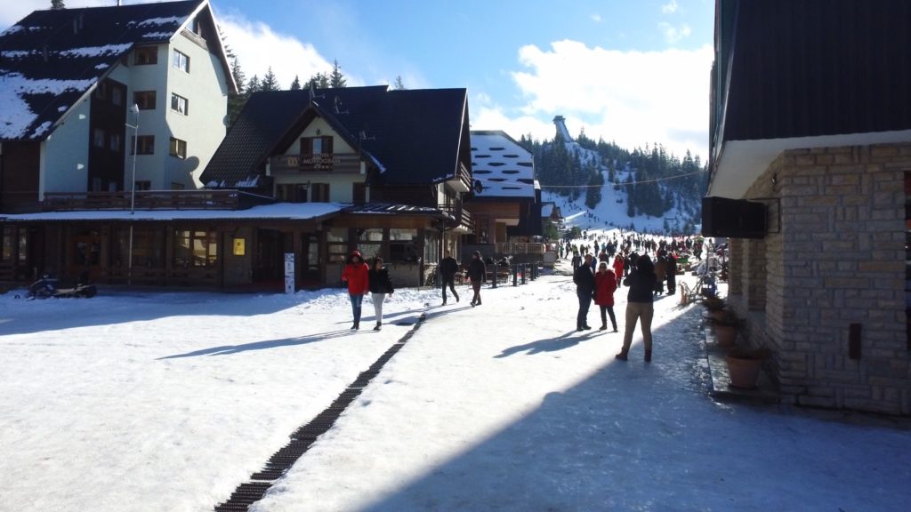 pogledajte slike vlašića danas: brojni turisti uživaju u snijegu