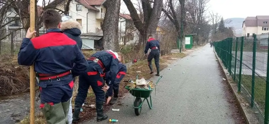 (FOTO) Vrijedni članovi Vatrogasnog društva Turbe rade na očuvanju okoliša