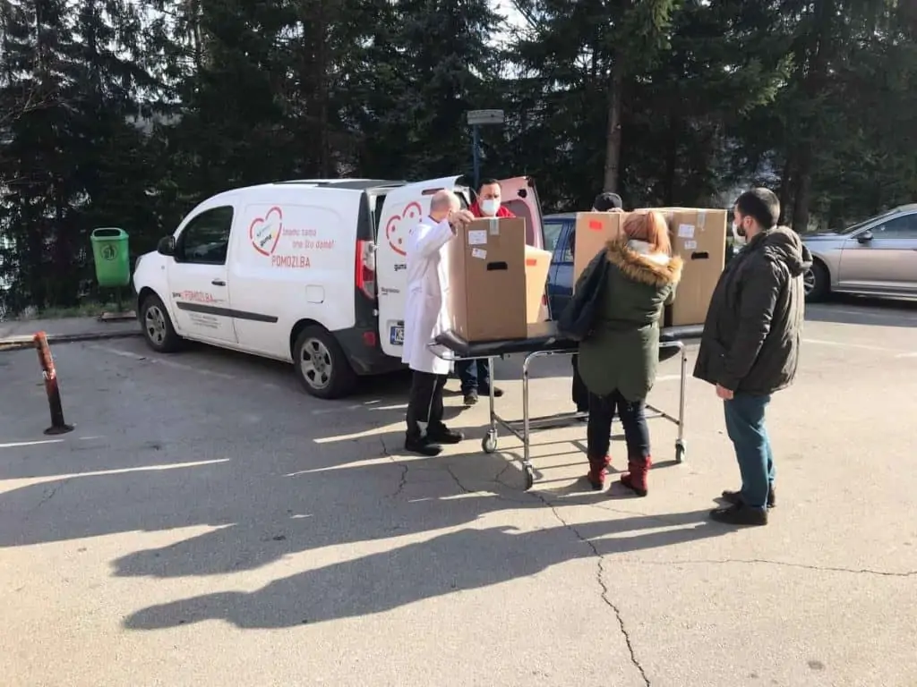 (FOTO) Pomozi.ba bolnicama u Travniku ustupa na korištenje pet aparata za kisik