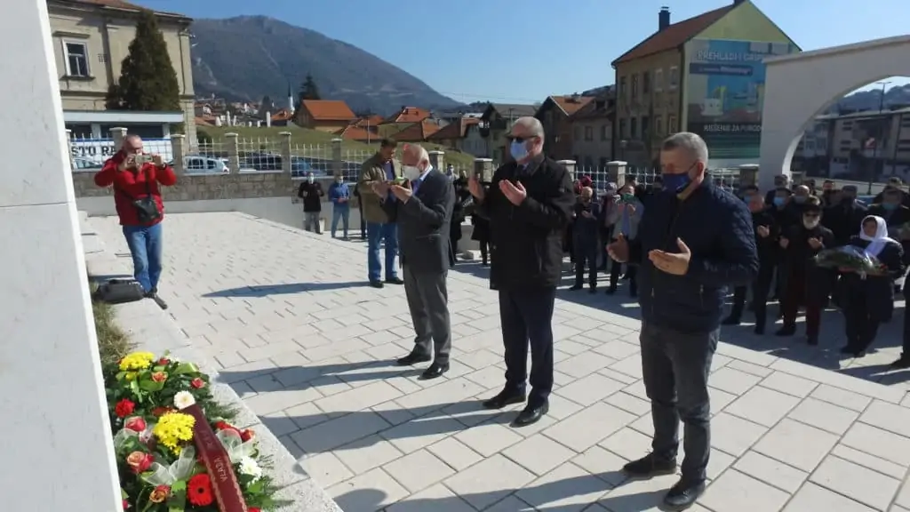 Dan nezavisnosti BiH / Položeno cvijeće na Šehidsko mezarje u Travniku