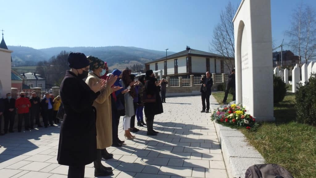 dan nezavisnosti bih / položeno cvijeće na šehidsko mezarje u travniku