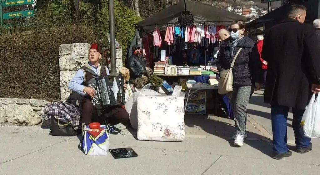 Travničkom pijacom / I danas muzika, dobra ponuda i gužva