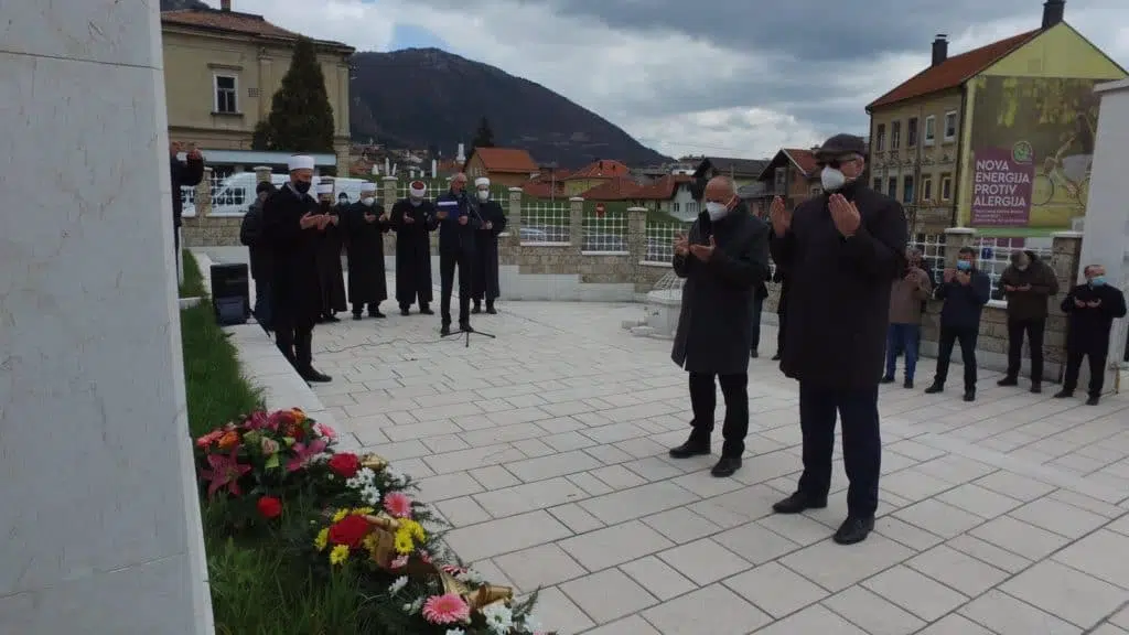 DAN ARMIJE RBiH / Položeno cvijeće na Šehidskom mezarju u Travniku
