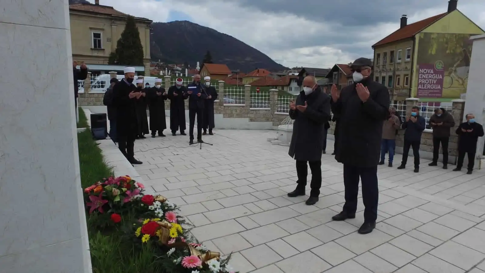 DAN ARMIJE RBiH / Položeno cvijeće na Šehidskom mezarju u Travniku