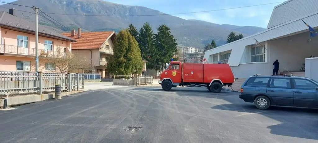 (FOTO) Asfaltiran parking ispred sjedišta UO Teritorijalna vatrogasna jedinica Travnik