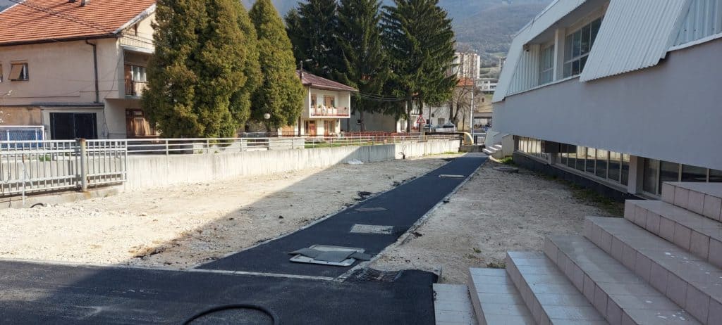 (FOTO) Asfaltiran parking ispred sjedišta UO Teritorijalna vatrogasna jedinica Travnik