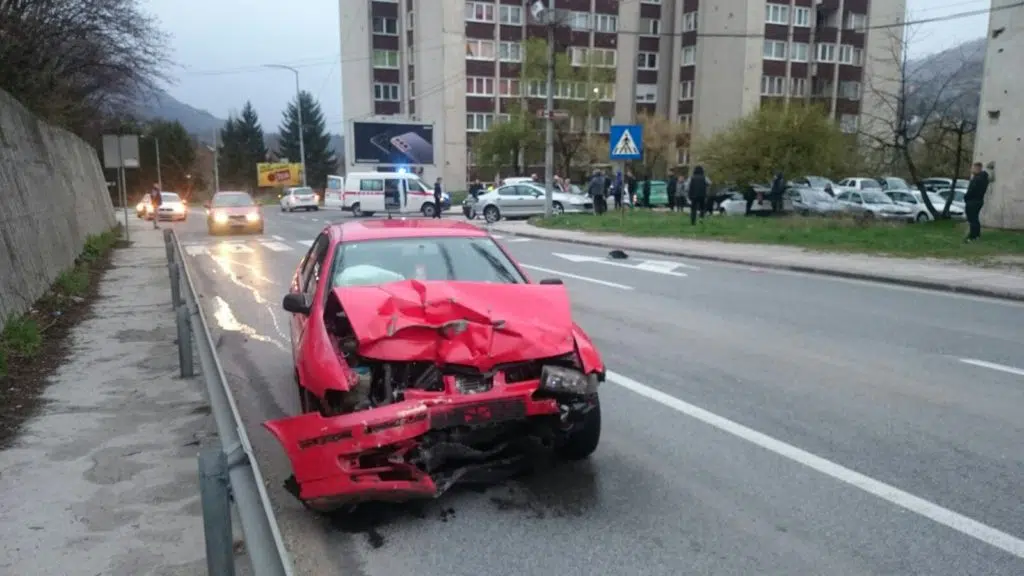 (FOTO) Vozači oprez/ Saobraćajna nezgoda na Kalibunaru