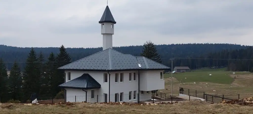 (FOTO) Završeno unutrašnje uređenje džamije na Gostilju