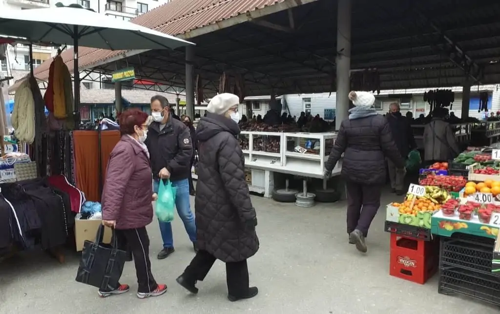 Zelena pijaca u Travniku/ “Stajling” zimski a ponuda proljetna!