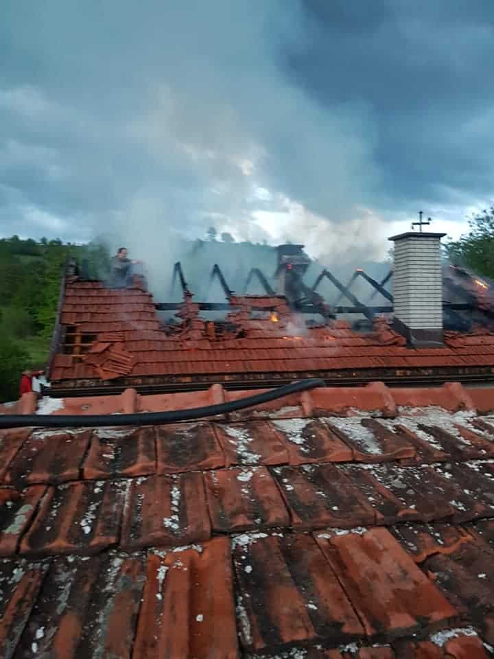 (FOTO) Izgorio sprat kuće porodice iz Radojčića, Dautović obećao pomoć
