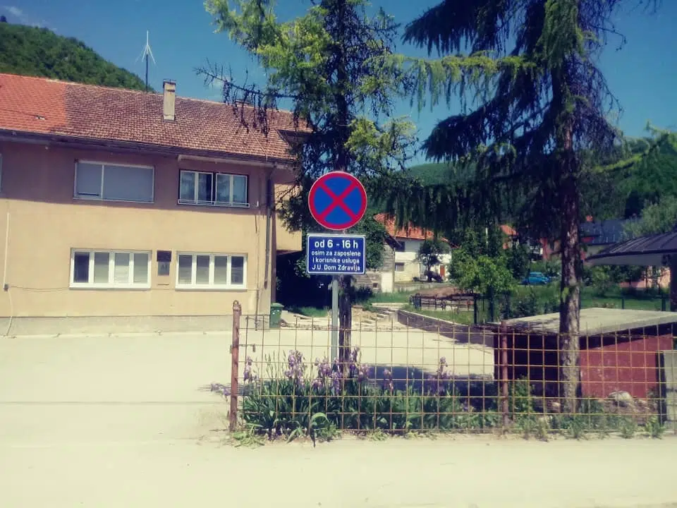 Postavljen novi saobraćajni znak ispred ambulante u Mehuriću