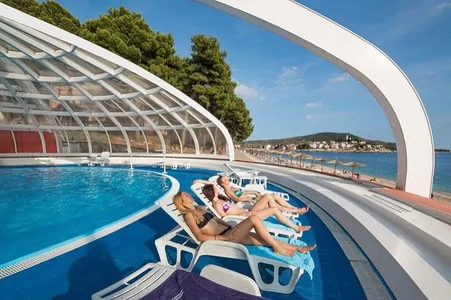 SUPER PONUDA ZA GRAĐANE BIH: Miris proljeća na Jadranu… Majsko opuštanje u hotelu ZORA u PRIMOŠTENU! Polupansion po osobi VEĆ od 70 KM!
