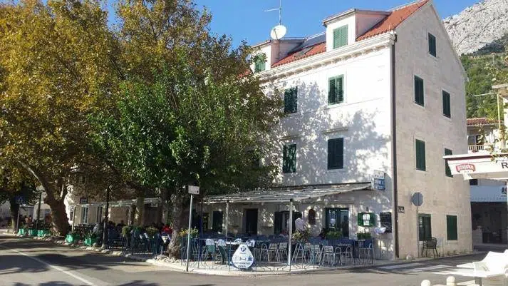 MIRIS PROLJEĆA NA JADRANU: Proljetni odmor u Baškoj Vodi u aparthotelu PALAC 3*! Specijalna ponuda od 14.5 -19.06.2021. po cijeni noćenja sa doručkom od 40,00 KM po osobi