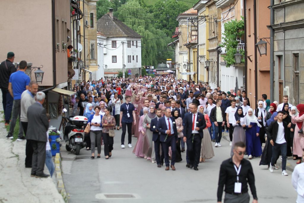 (FOTO) Maturanti Elči Ibrahim-pašine medrese prodefilovali Travnikom