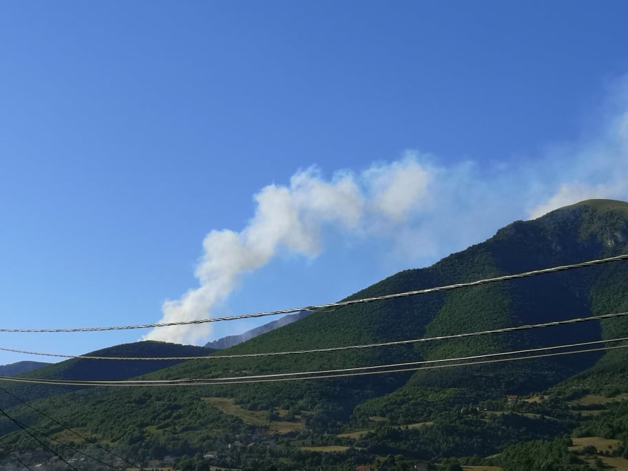 (FOTO) Brojni požari u Travniku, dim vidljiv skoro svakodnevno