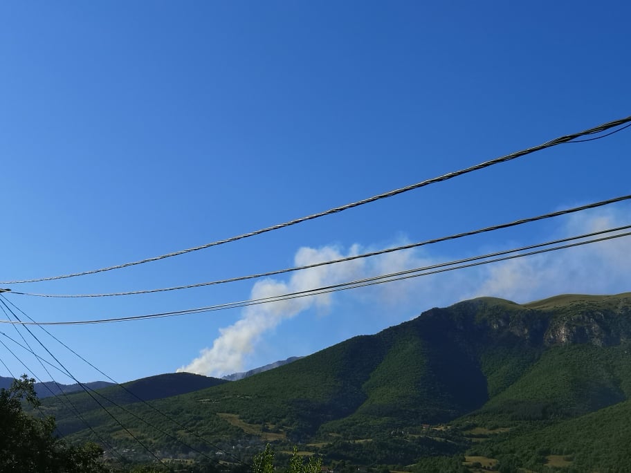 (FOTO) Brojni požari u Travniku, dim vidljiv skoro svakodnevno