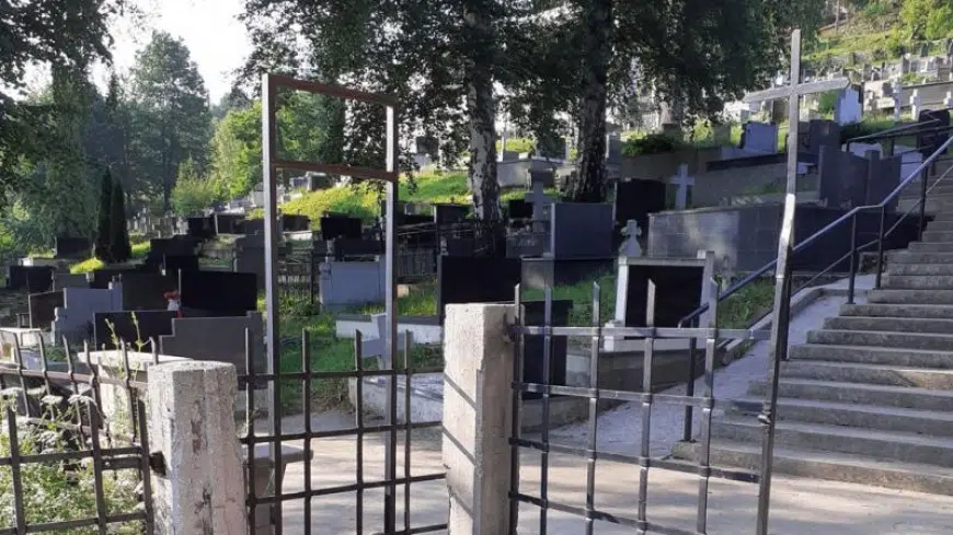 TRAVNIK: Ukradena ploča s imenom groblja Sv. Rok