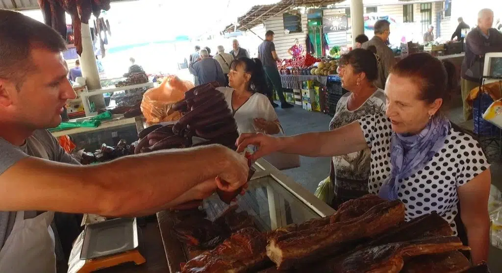PIJACA TRAVNIK / Vrućine ne umanjuju prodaju suhog mesa