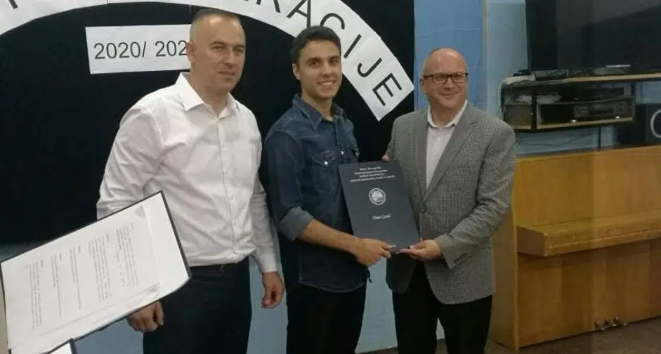 Dautović učenicima generacije uručio diplome