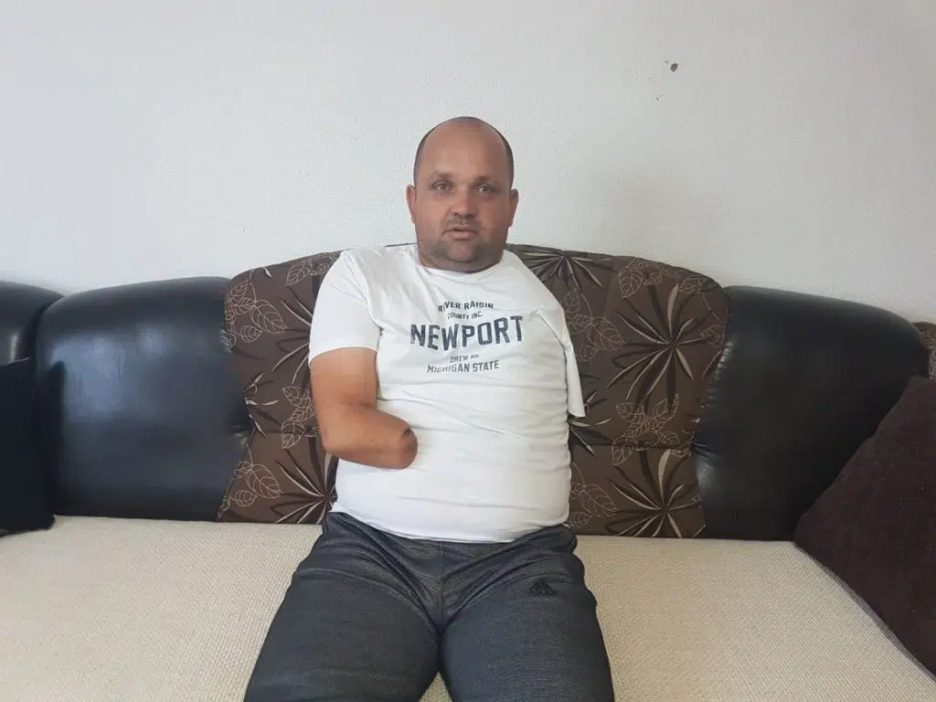 Udruženje Pomozi.ba pokrenulo je apel za pomoć za Vahida Tirića, čovjeka koji slika nogama