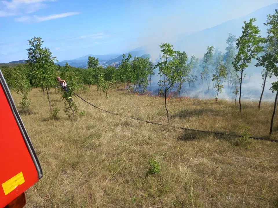 TVJ Travnik jučer gasila požar u Bilićima/ Nesavjesni građani ne mare za upozorenja i dalje pale…