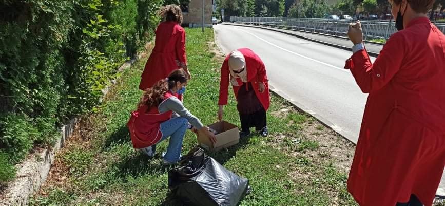 (FOTO) Uposlenici JU obdanište Travnik uzeli učešće u akciji čišćenja grada
