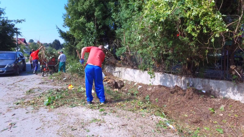 (FOTO/VIDEO) Pogledajte kako teku radovi na čišćenju u Mjesnoj zajednici Slimena