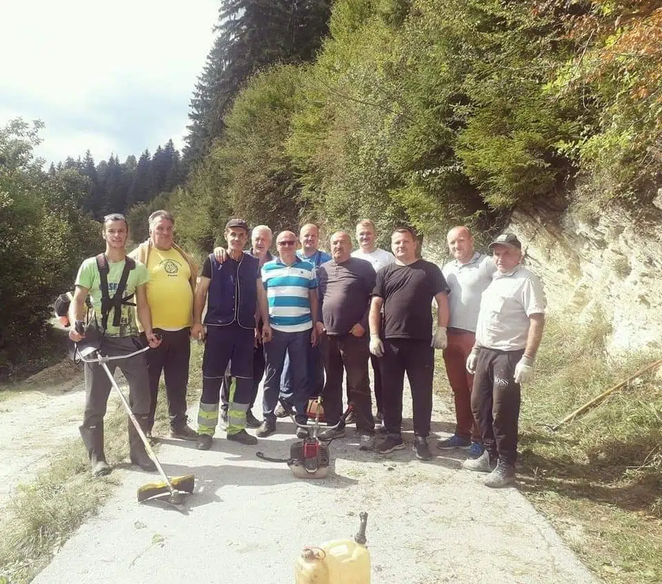 (FOTO) Velika akcija čišćenja provedena i u MZ Karaula