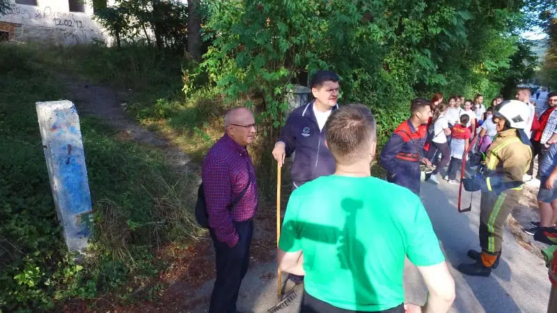 (FOTO/VIDEO) Dautović posjetio učesnike akcije čišćenja u MZ Turbe