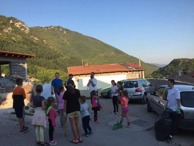 (FOTO) Pogledajte kako radi vrijedna ekipa iz Mjesne zajednice Stari grad