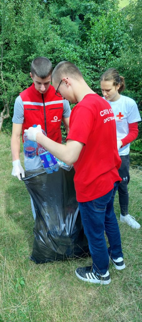 (foto) volonteri crvenog križa i merhameta zajedno u akciji čišćenja