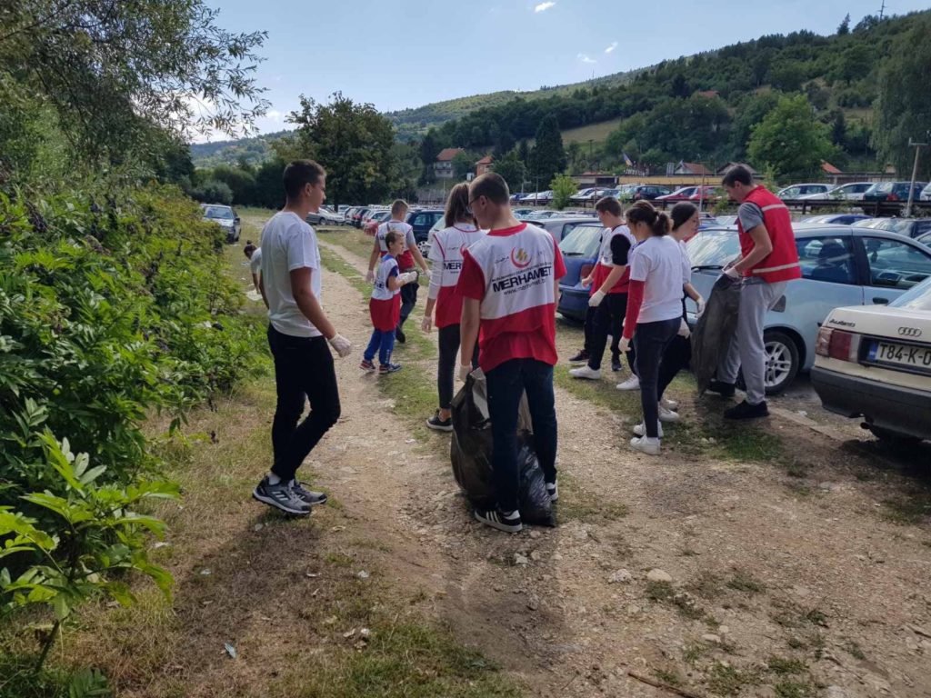 (FOTO) Volonteri Crvenog križa i Merhameta zajedno u akciji čišćenja