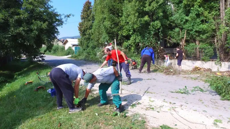 (FOTO/VIDEO) Pogledajte kako teku radovi na čišćenju u Mjesnoj zajednici Slimena