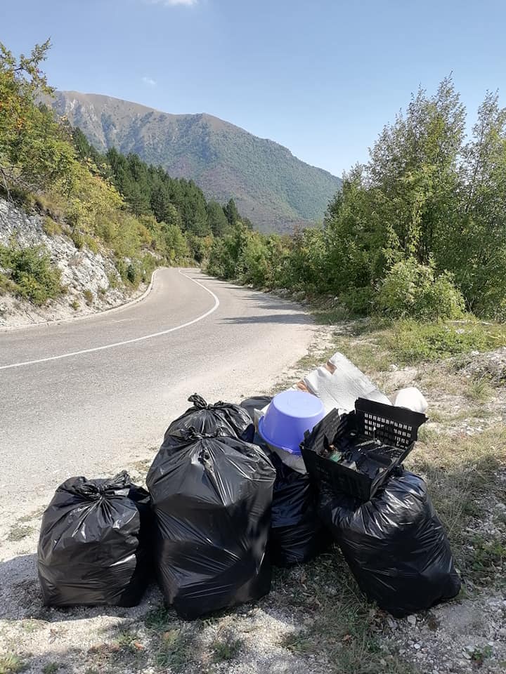 (foto) u akciji čišćenja puta ovčarevo-galica prikupljeno 60 vreća otpada!