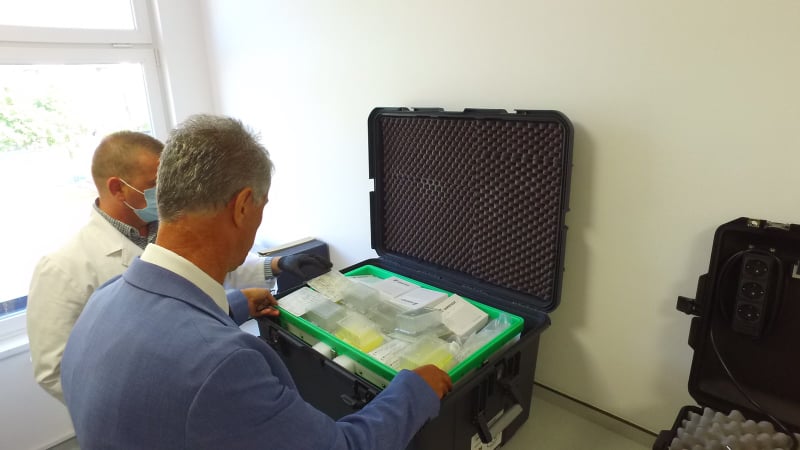 (FOTO) Zavod za javno zdravstvo SBK dobio mobilni PCR aparat