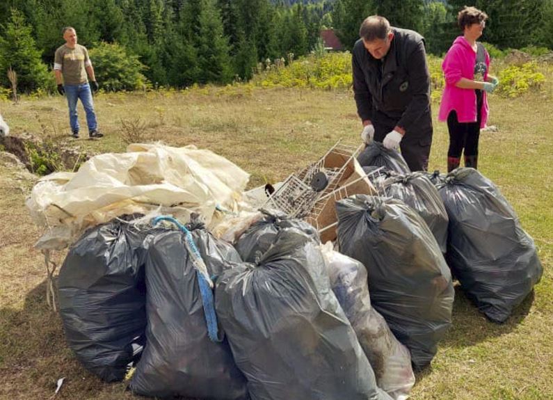 (FOTO) Šumarija Travnik i MZ Karaula / Akcija čišćenja na Gostilju