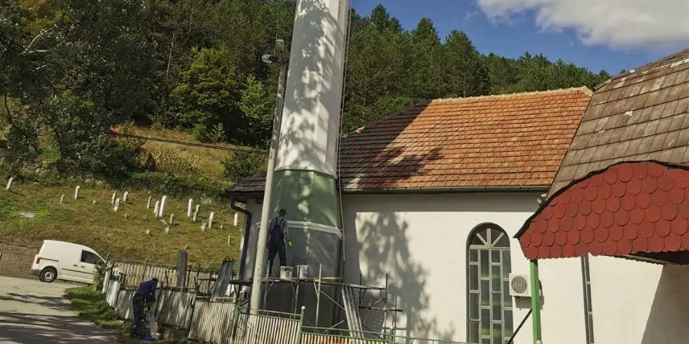 Obnovljena munara Stare džamije u džematu Turbe