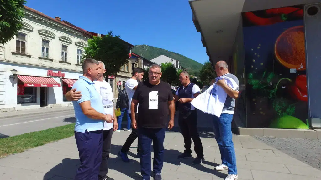 (FOTO/VIDEO) Muriz Memić posjetio Travnik / Građane pozvao na velike proteste 11.09. u Sarajevu